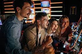 Pengguna ponsel membaca bantuan akun 1nwin